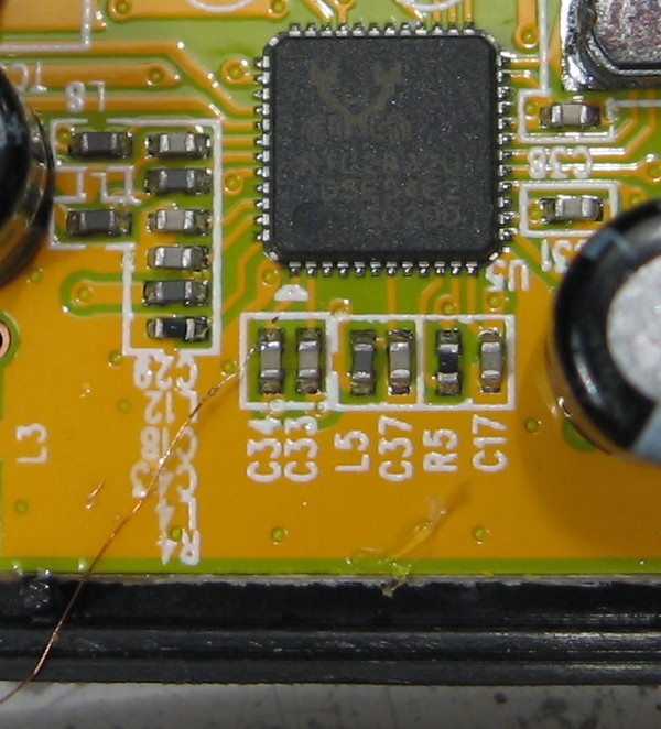 Dnner Draht als Antenne zum Pin 1 des RTL2832U fr den direkten Empfang von Frequenzn unter 22 MHz ohne Verwendung eines Up-Konverters.